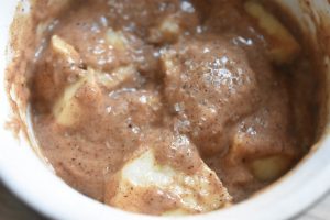 Kage i kop med æble og kanel - i mikroovn