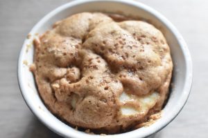 Kage i kop med æble og kanel - i mikroovn