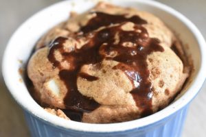 Kage i kop med æble og kanel - i mikroovn