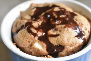 Kage i kop med æble og kanel - i mikroovn