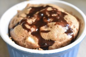 Kage i kop med æble og kanel - i mikroovn