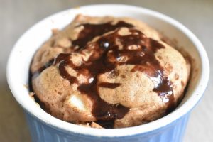 Kage i kop med æble og kanel - i mikroovn