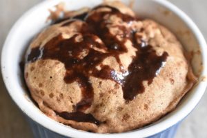 Kage i kop med æble og kanel - i mikroovn