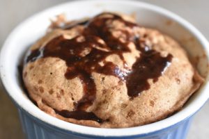 Kage i kop med æble og kanel - i mikroovn