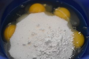 Brombærkage med æbler & marcipan opskrift