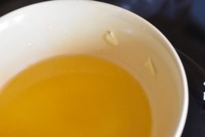 Brombærkage med æbler & marcipan opskrift