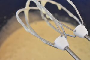 Brombærkage med æbler & marcipan opskrift