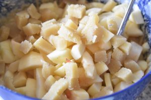 Brombærkage med æbler & marcipan opskrift