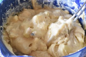 Brombærkage med æbler & marcipan opskrift