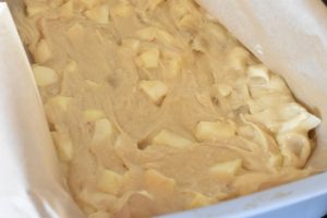 Brombærkage med æbler & marcipan opskrift