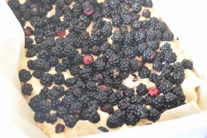 Brombærkage med æbler & marcipan opskrift