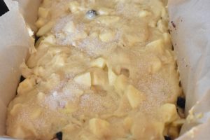 Brombærkage med æbler & marcipan opskrift