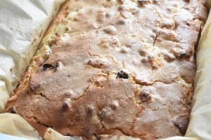 Brombærkage med æbler & marcipan opskrift