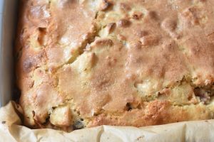 Brombærkage med æbler & marcipan opskrift 