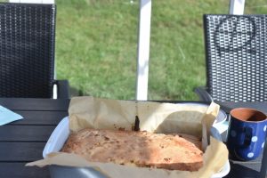 Brombærkage med æbler & marcipan opskrift 