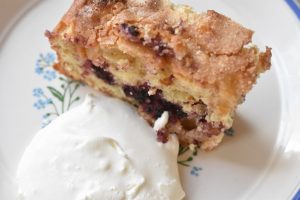 Brombærkage med æbler & marcipan opskrift 