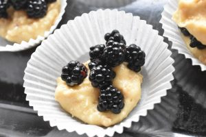 Makronmuffins med brombær - makronkager