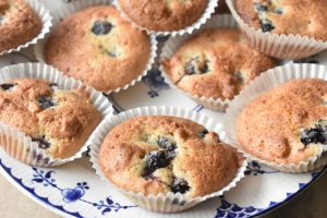 DSC_0197 • nogetiovnen.dk Makronmuffins med brombær - makronkager