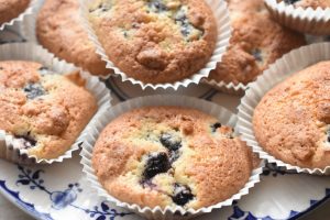 DSC_0200 • nogetiovnen.dk Makronmuffins med brombær - makronkager