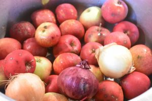 Æbleflæsk i ovn med bacon og løg - opskrift