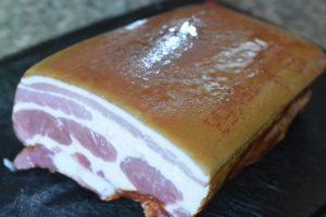 Æbleflæsk i ovn med bacon og løg - opskrift