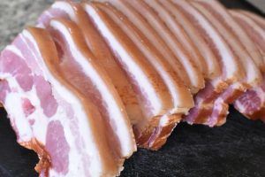 Æbleflæsk i ovn med bacon og løg - opskrift