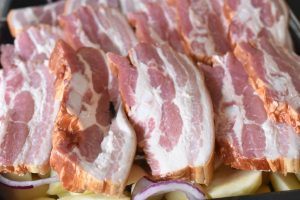 Æbleflæsk i ovn med bacon og løg - opskrift