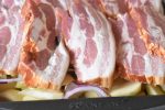 Æbleflæsk i ovn med bacon og løg - opskrift