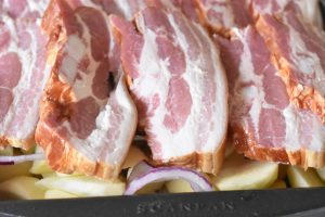 Æbleflæsk i ovn med bacon og løg - opskrift