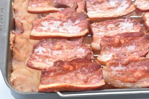 Æbleflæsk i ovn med bacon og løg - opskrift