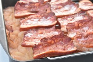 Æbleflæsk i ovn med bacon og løg - opskrift