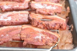 Æbleflæsk i ovn med bacon og løg - opskrift