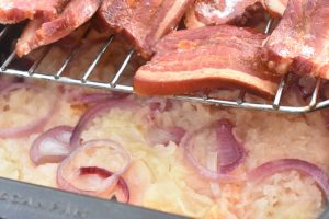 Æbleflæsk i ovn med bacon og løg - opskrift