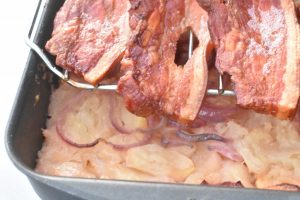 Æbleflæsk i ovn med bacon og løg - opskrift