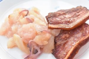 Æbleflæsk i ovn med bacon og løg - opskrift