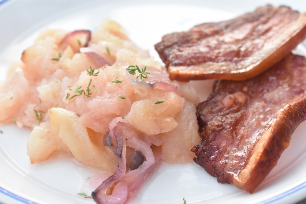 Æbleflæsk i ovn med bacon og løg - opskrift