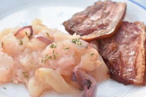 Æbleflæsk i ovn med bacon og løg - opskrift