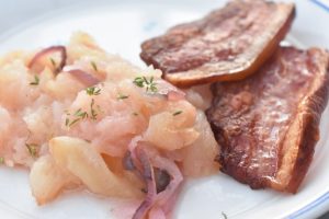 Æbleflæsk i ovn med bacon og løg - opskrift