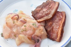 Æbleflæsk i ovn med bacon og løg - opskrift