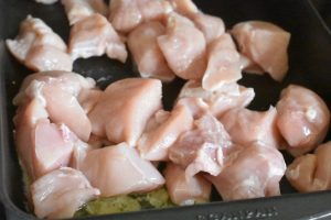 Kyllingebryst i ovn med bacon, porrer og fløde