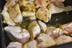 Kyllingebryst i ovn med bacon, porrer og fløde