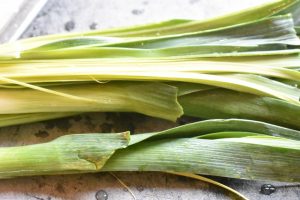 Kyllingebryst i ovn med bacon, porrer og fløde