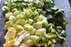 Kyllingebryst i ovn med bacon, porrer og fløde