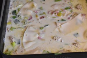 Kyllingebryst i ovn med bacon, porrer og fløde