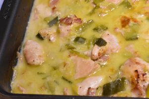 Kyllingebryst i ovn med bacon, porrer og fløde