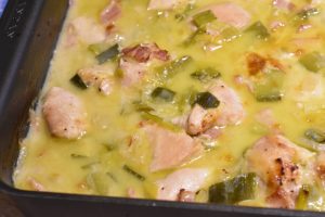 Kyllingebryst i ovn med bacon, porrer og fløde