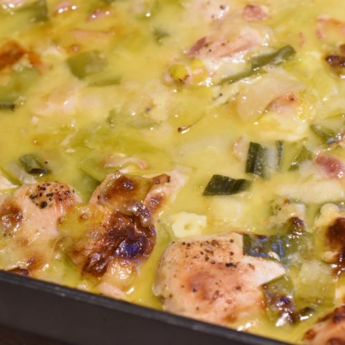 Kyllingebryst i ovn med bacon, porrer og fløde