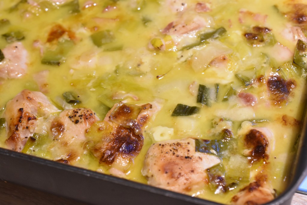 Kyllingebryst i ovn med bacon, porrer og fløde