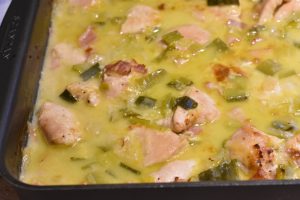 Kyllingebryst i ovn med bacon, porrer og fløde