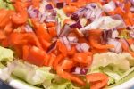 Salat nicoise med tun, æg og dressing - nem